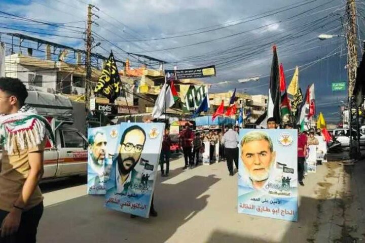 تقرير مصور/ المخيمات الفلسطينية تؤكد خيا بالمقاومة أثناء إحياء سنوية إنطلاق الجهاد الاسلامي