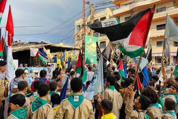 تقرير مصور/ المخيمات الفلسطينية تؤكد خيا بالمقاومة أثناء إحياء سنوية إنطلاق الجهاد الاسلامي