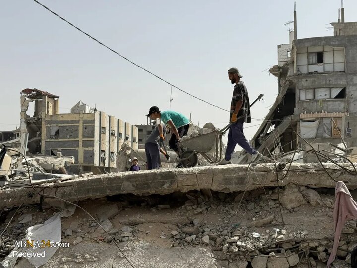 Informe fotográfico | El esfuerzo colectivo de los palestinos para retirar los escombros en Gaza con herramientas rudimentarias