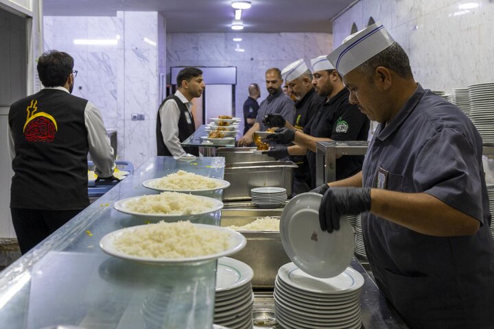 تقرير مصور/ تقديم الخدمات للزائرين الوافدين إلى مرقد أبي الفضل العباس (عليه السلام)