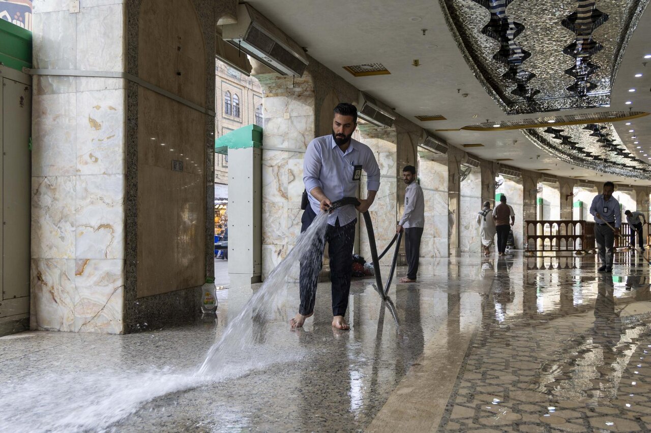 Al-Abbas Holy Shrine launches cleaning campaign at Bab al-Qibla entrance (+Photos)