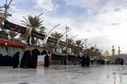 Informe fotográfico | El Santuario de Al-Abbas instala banderolas de luto en Bayn al-Haramayn con motivo del martirio de la Excelencia Fátima al-Zahra