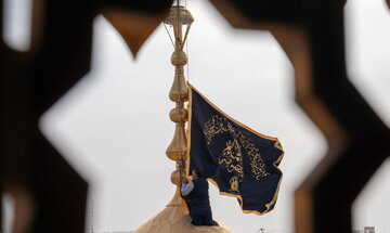 گزارش تصویری | اهتزاز پرچم عزای فاطمیه بر فراز گنبد منور حضرت معصومه(س)
