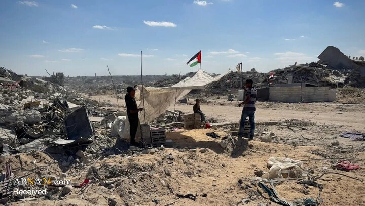 Photos: Palestinians' collective effort to clear rubble in Gaza with primitive tools