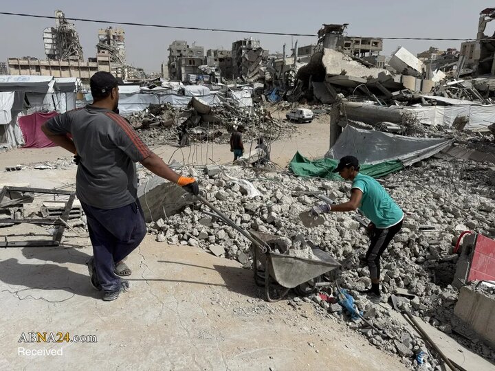 Photos: Palestinians' collective effort to clear rubble in Gaza with primitive tools