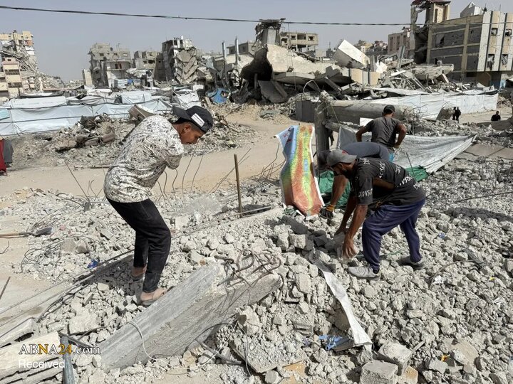 Photos: Palestinians' collective effort to clear rubble in Gaza with primitive tools