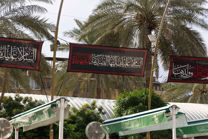 Informe fotográfico | El Santuario de Al-Abbas instala banderolas de luto en Bayn al-Haramayn con motivo del martirio de la Excelencia Fátima al-Zahra (PB)