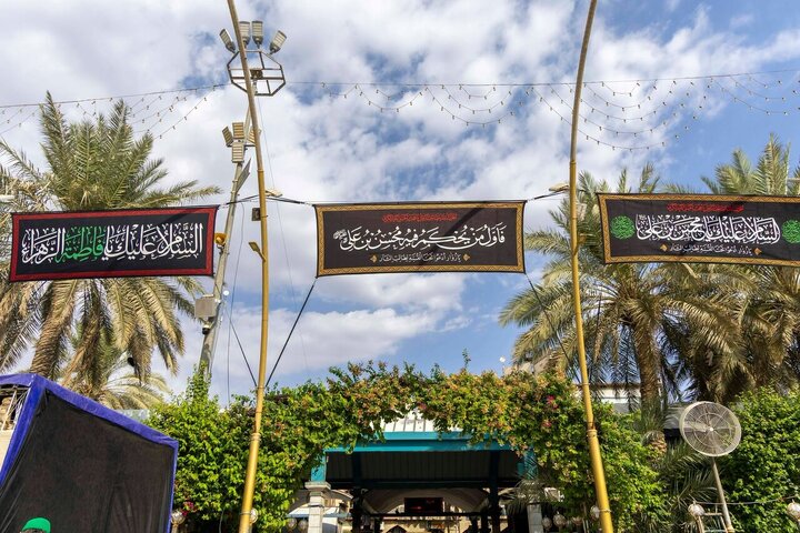 Informe fotográfico | El Santuario de Al-Abbas instala banderolas de luto en Bayn al-Haramayn con motivo del martirio de la Excelencia Fátima al-Zahra (PB)
