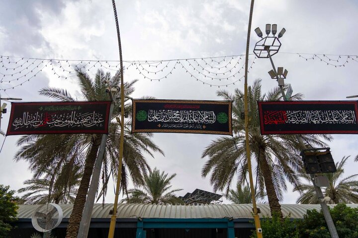 Informe fotográfico | El Santuario de Al-Abbas instala banderolas de luto en Bayn al-Haramayn con motivo del martirio de la Excelencia Fátima al-Zahra (PB)