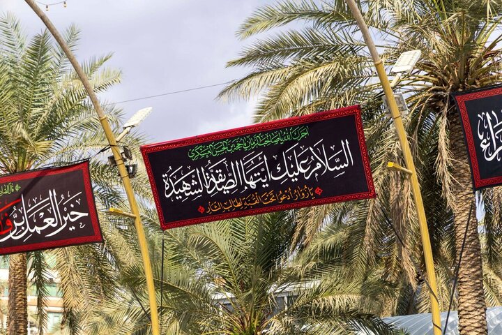Informe fotográfico | El Santuario de Al-Abbas instala banderolas de luto en Bayn al-Haramayn con motivo del martirio de la Excelencia Fátima al-Zahra (PB)