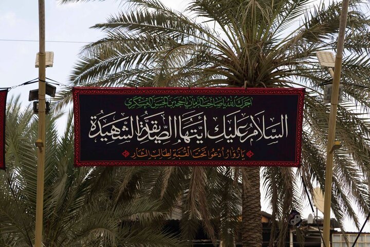 Informe fotográfico | El Santuario de Al-Abbas instala banderolas de luto en Bayn al-Haramayn con motivo del martirio de la Excelencia Fátima al-Zahra (PB)