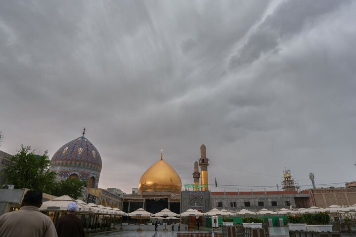 Informe fotográfico | La lluvia trae una atmósfera refrescante al patio de Al-Askariyayn (PB)