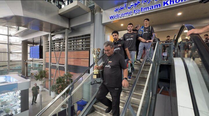 قهرمانان کشتی ایران با استقبال خادمان حرم بانوی کرامت وارد کشور شدند