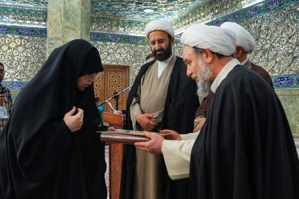 تجلیل از خانواده شهدای روحانی دفاع مقدس دوم و سوم در حرم بانوی کرامت + تصاویر