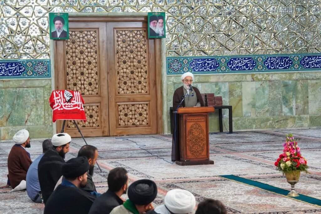 تجلیل از خانواده شهدای روحانی دفاع مقدس دوم و سوم در حرم بانوی کرامت + تصاویر