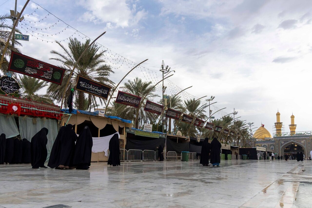 Informe fotográfico | El Santuario de Al-Abbas instala banderolas de luto en Bayn al-Haramayn con motivo del martirio de la Excelencia Fátima al-Zahra
