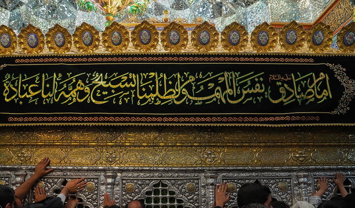حرم بانوی کرامت سیاهپوش عزای مادر سادات شد