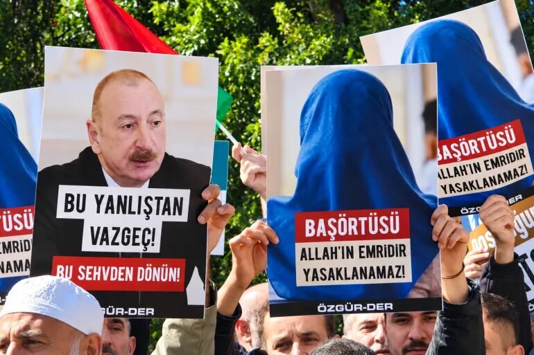 Polémica del hiyab entre Bakú y Ankara; Azerbaiyán prohíbe la entrada a 31 ciudadanos turcos