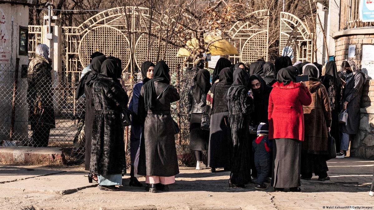 تعطیلی تمام آموزشگاه‌های خصوصی یک شهر به دستور طالبان؛ آموزش زبان انگلیسی هم زیر تیغ امر به معروف