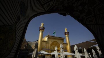 تقرير مصور/ نشر لافتات الحزن في أرجاء العتبة العلوية إحياءً لذكرى استشهاد السيدة فاطمة الزهراء (ع)