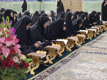 محفل »دخترانه پای درس مادر« در حرم بانوی کرامت + تصاویر و فیلم