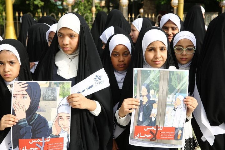 تقرير مصور/ منطقة بين الحرمين بكربلاء تشهد وقفة تضامنية مع الطالبات المحجبات في آذربيجان