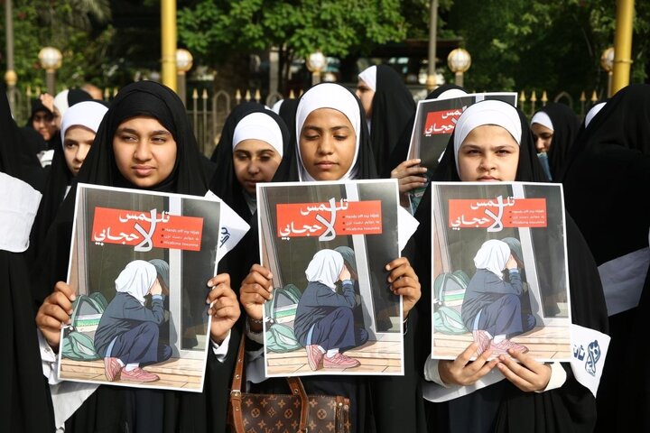 تقرير مصور/ منطقة بين الحرمين بكربلاء تشهد وقفة تضامنية مع الطالبات المحجبات في آذربيجان