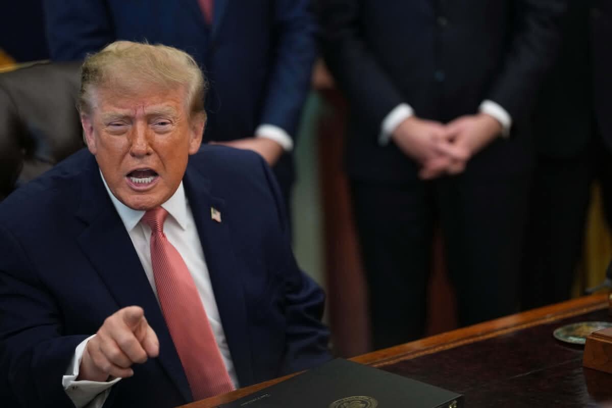 “Сиз хәстәсиниз?”: Трамп Овал кабинетдә журналистлә сөзләшди, Венс исә ону “имбесил” адландырды
