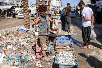 Estoques de alimentos diminuem e ajuda desacelera, reavivando temores de fome em Gaza em meio a ataques israelenses contínuos