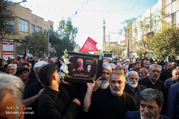 Mga Larawan: Isinagawa sa Qom ang Prusisyon ng Libing ng Ama ng Martir na Tenyente Heneral Mousavi