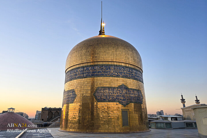 تعویض پرچم حرم امام رضا(ع) به مناسبت شهادت حضرت زهرا(س)