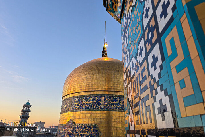 تعویض پرچم حرم امام رضا(ع) به مناسبت شهادت حضرت زهرا(س)