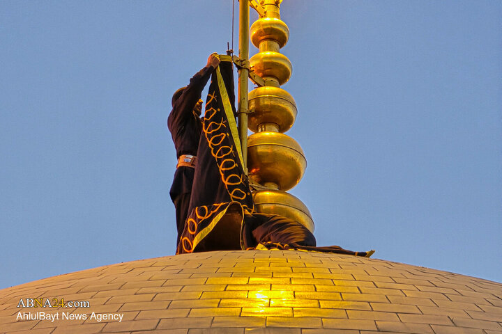 تعویض پرچم حرم امام رضا(ع) به مناسبت شهادت حضرت زهرا(س)