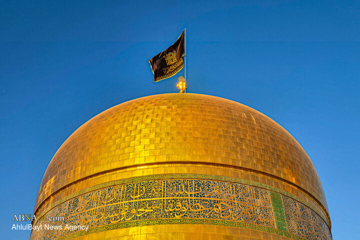 تعویض پرچم حرم امام رضا(ع) به مناسبت شهادت حضرت زهرا(س)