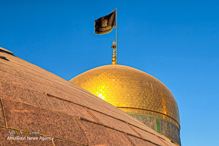 تعویض پرچم حرم امام رضا(ع) به مناسبت شهادت حضرت زهرا(س)