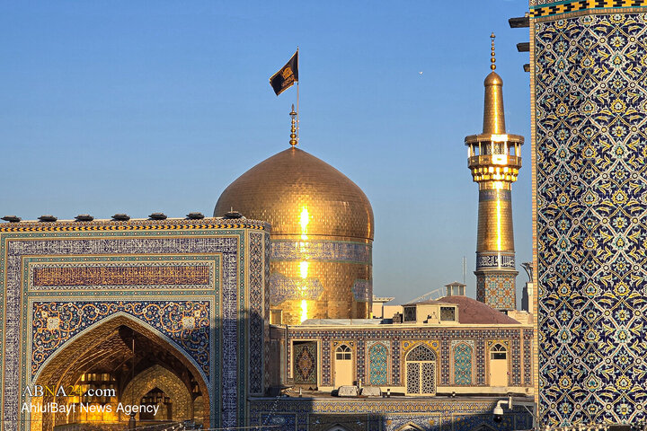 تعویض پرچم حرم امام رضا(ع) به مناسبت شهادت حضرت زهرا(س)