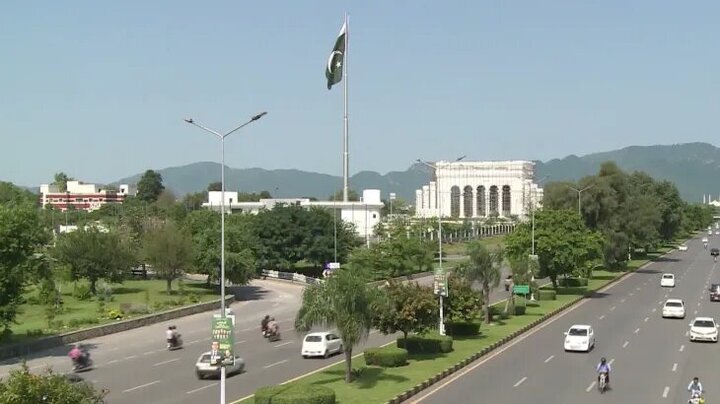 پاکستان سکیورٹی اور معاشی مشکلات میں گھِر گیا؛ ایران اور امریکہ میں ثالثی کی کوششیں، تین ہمسایہ ممالک کے ساتھ سرحدیں بند