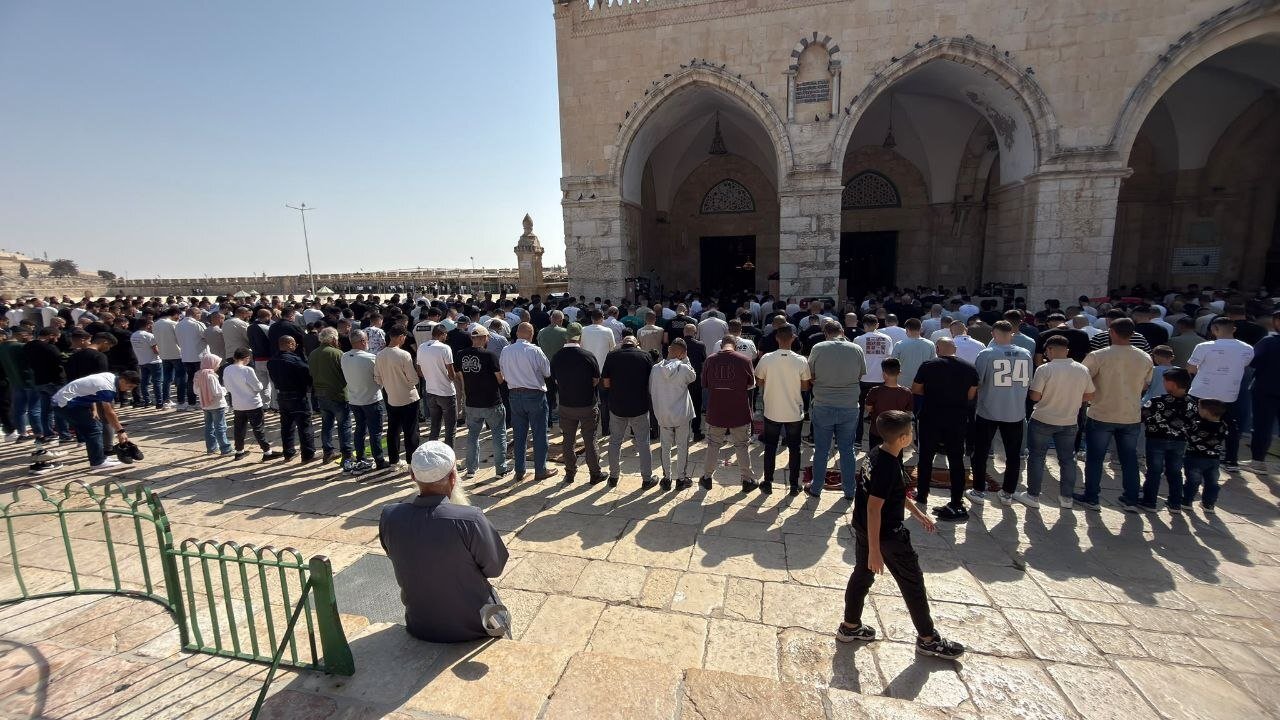 Tens of thousands pray at Aqsa Mosque as Israeli forces arrest Mosque preacher