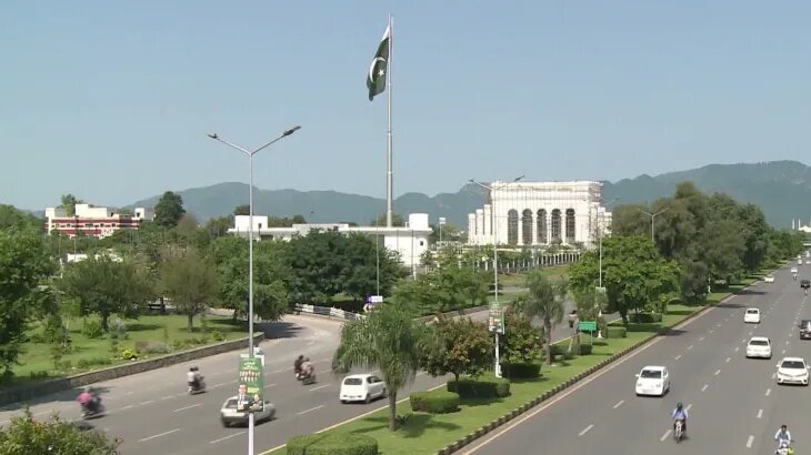 پاکستان سکیورٹی اور معاشی مشکلات میں گھِر گیا؛ ایران اور امریکہ میں ثالثی کی کوششیں، تین ہمسایہ ممالک کے ساتھ سرحدیں بند