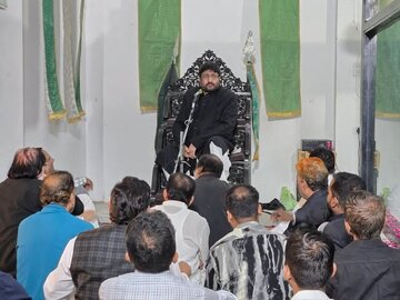 تصویری خبر |  مولانا یعسوب عباس نے لکھنو میں ایام فاطمیہ کی مناسبت سے مجلس کو خطاب کیا