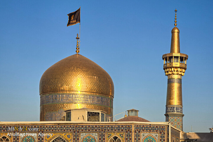 تقرير مصور/ استبدال راية قبة حرم الإمام الرضا (ع) بمناسبة استشهاد السيدة فاطمة الزهراء(ع)