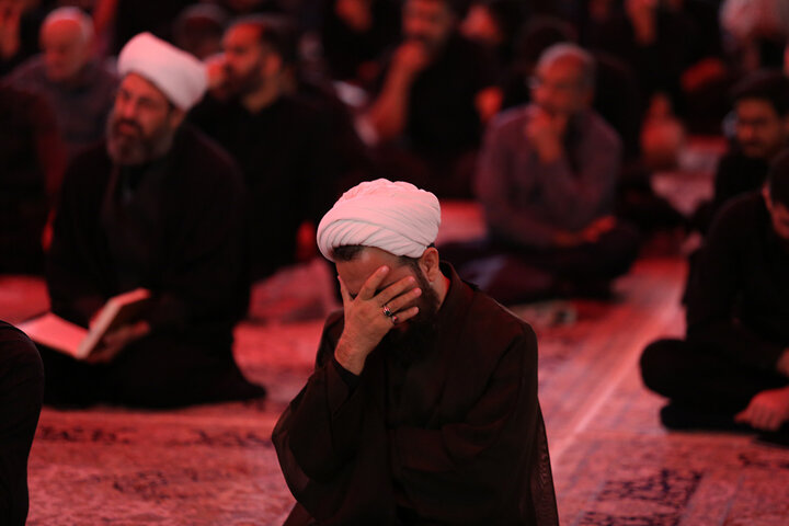 زائران حرم بانوی کرامت در سوگ ام ابیها اشک ماتم ریختند