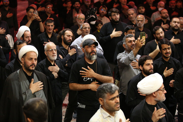 زائران حرم بانوی کرامت در سوگ ام ابیها اشک ماتم ریختند