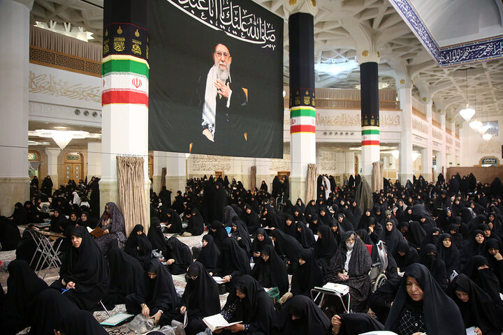 زائران حرم بانوی کرامت در سوگ ام ابیها اشک ماتم ریختند