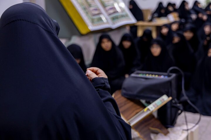 تقرير مصور/ إقامة محاضرة عن السيدة الزهراء (عليها السلام) تناقش التوازن بين طلب العلم والحياة الأسرية بكربلاء المقدسة