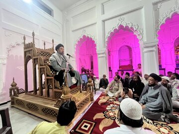 ہندوستان کے معروف مذہبی رہنما مولانا کلب جواد نے زید پور میں مجلس حضرت فاطمہ س کو خطاب کیا