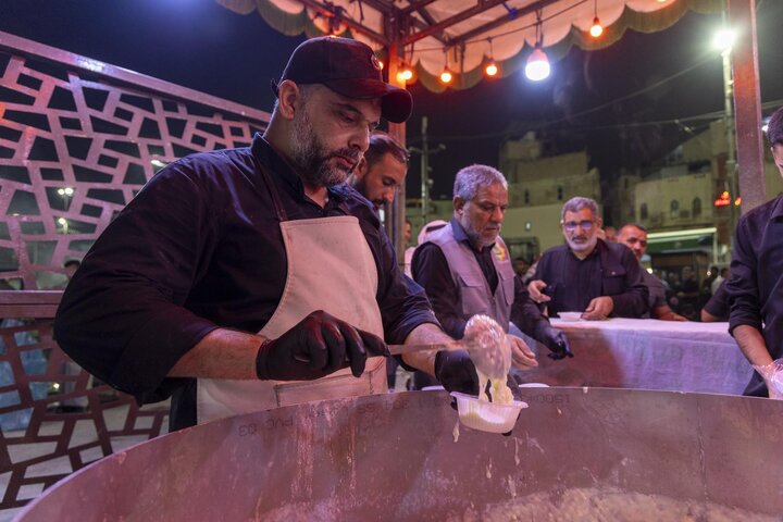 تقرير مصور/ المواكب الخدمية تقدم خدماتها للزائرين بذكرى شهادة السيدة الزهراء (عليها السلام) بكربلاء