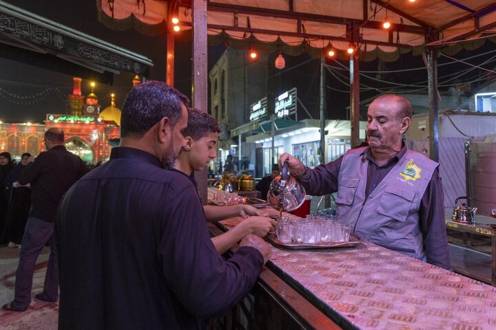 تقرير مصور/ المواكب الخدمية تقدم خدماتها للزائرين بذكرى شهادة السيدة الزهراء (عليها السلام) بكربلاء