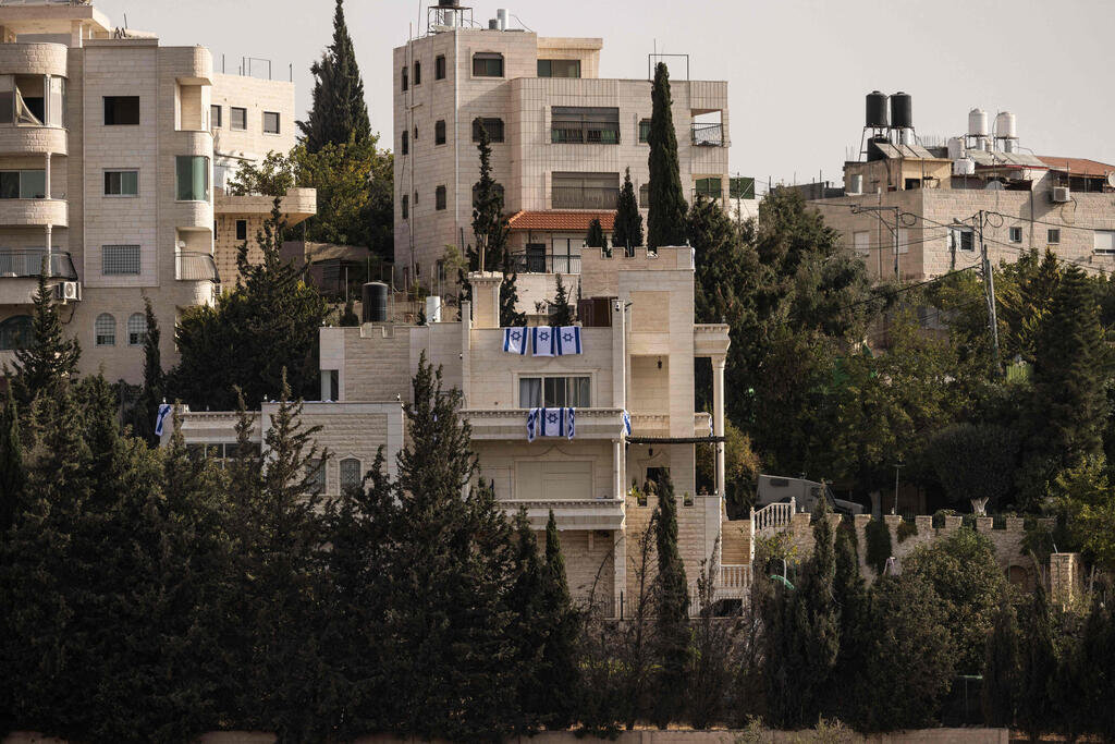 Israeli forces seize Palestinian homes in al-Khalil for military use