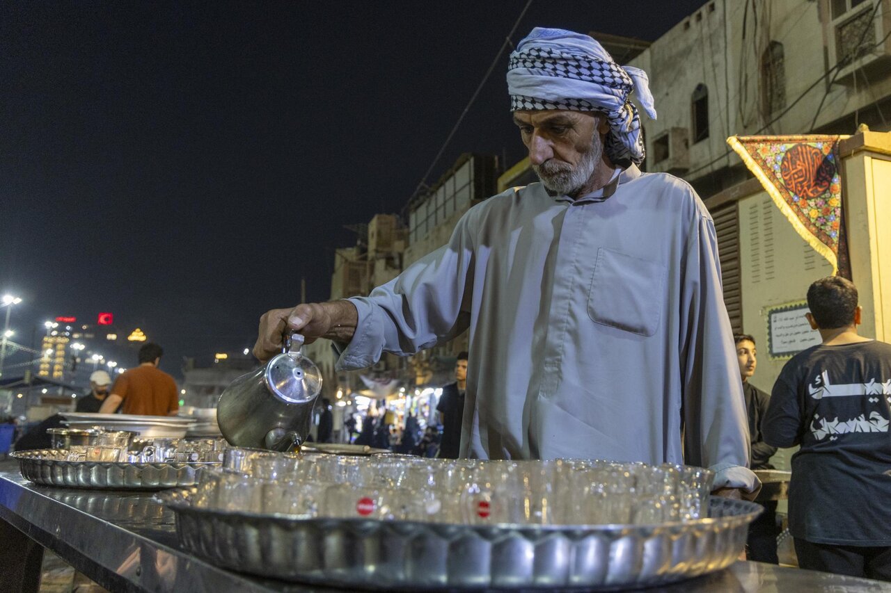 تقرير مصور/ المواكب الخدمية تقدم خدماتها للزائرين بذكرى شهادة السيدة الزهراء(ع) بكربلاء